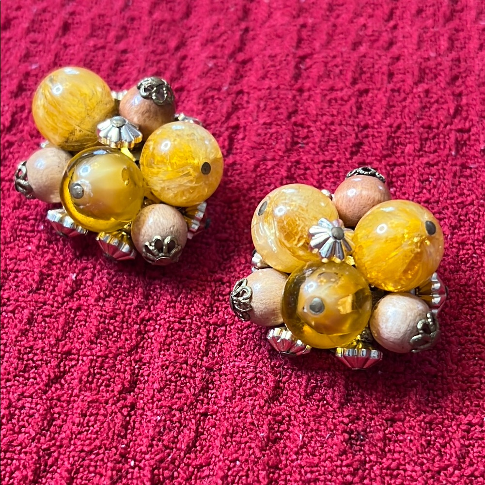 Vintage West Germany Beaded Clip Ons 18$